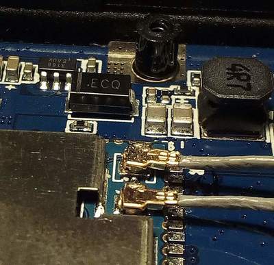 Internal and External antenna micro-coaxial connectors fitted to PCB sockets on RF module. Upper cable on image is added External antenna pigtail (with Male plug), Lower cable is original Internal antenna pigtail connection. (Female plug)